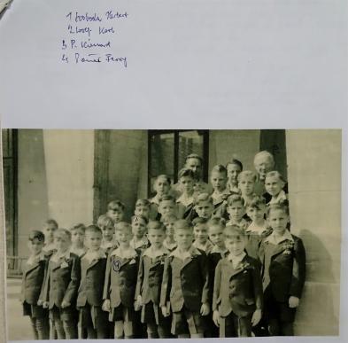 Pater Kienast mit Schülern des Jahrgang 1946 - 1947 vor der Herz Jesu Kirche
